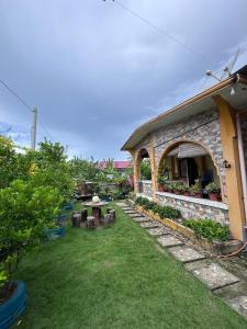 Subangan little Hawaii,6 Burgos Central location