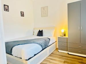 Modern 8-Bed Guest House, 5 Mins to Heathrow