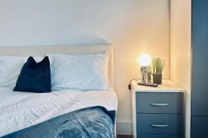 Modern 8-Bed Guest House, 5 Mins to Heathrow