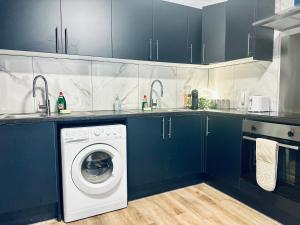 Modern 8-Bed Guest House, 5 Mins to Heathrow