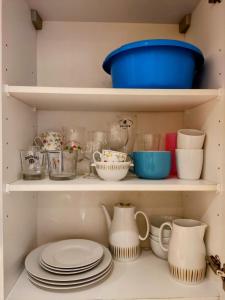 Modern half-basement 1BR near Montgomery & VUB