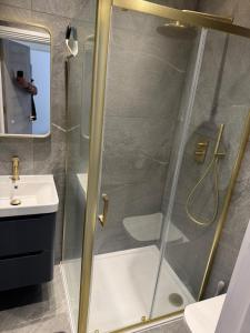 Three-Bedroom Flat Located off Oxford Street