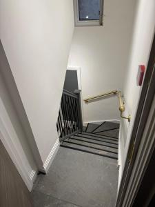 Three-Bedroom Flat Located off Oxford Street