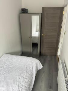 Three-Bedroom Flat Located off Oxford Street