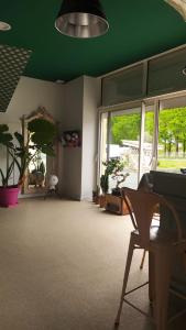 Rez de chaussée maison avec terrasse et piscine