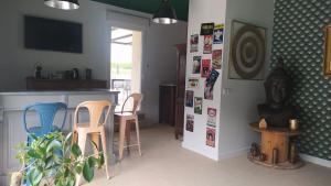 Rez de chaussée maison avec terrasse et piscine