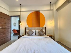 The Retro Corner - Modern 1BHK Apartment, Pool Access - Quick to Beach