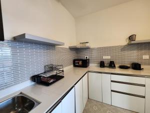 The Retro Corner - Modern 1BHK Apartment, Pool Access - Quick to Beach