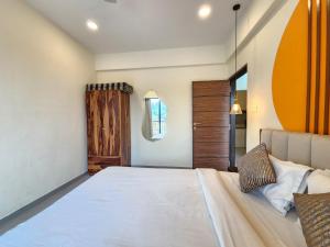 The Retro Corner - Modern 1BHK Apartment, Pool Access - Quick to Beach