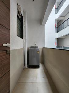 The Retro Corner - Modern 1BHK Apartment, Pool Access - Quick to Beach