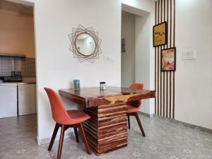 The Retro Corner - Modern 1BHK Apartment, Pool Access - Quick to Beach