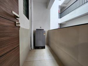 The Retro Corner - Modern 1BHK Apartment, Pool Access - Quick to Beach