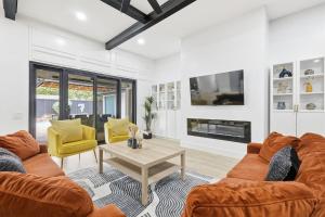 Plano Perfect Getaway - Pool Hot Tub BBQ Grill