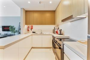 Beachfront Vibe 2BR APT - Walk to JBR & Bluewaters