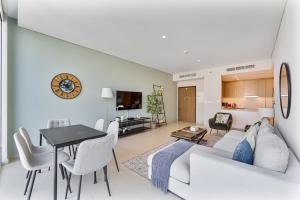 Beachfront Vibe 2BR APT - Walk to JBR & Bluewaters