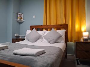 Seaside Two-Bedroom Maisonette Apartment with Open-Plan Kitchen, Dining and Sitting Area on Lower Level