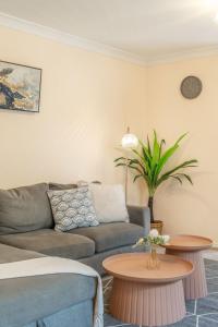 4E0 Abnb-Style Spacious 3BR, Free Parking, Easy Access To City