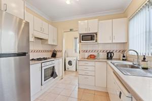 4E0 Abnb-Style Spacious 3BR, Free Parking, Easy Access To City