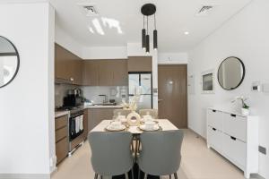 Steps from Dubai Mall and Burj Khalifa, with Seamless Metro Access to Dubai Marina and Palm Jumeirah - Act One Act Two Tower 1, Downtown Dubai by Deluxe Holiday Homes