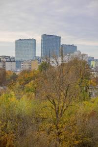 Family Apartment with Homely Atmosphere and Excellent for Remote Working by Noclegi Renters