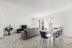 JUAN-LES-PINS PROCHE PLAGES et COMMERCES