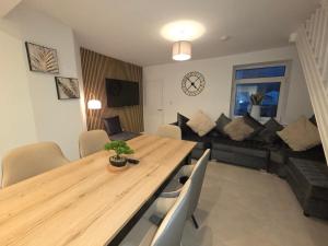 Modern 5 Bedroom Retreat, With Valley Views, Near Bike Park Wales