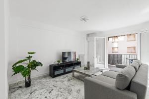 JUAN-LES-PINS PROCHE PLAGES et COMMERCES