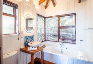 Forest Cabin - Epic Ocean Views - Fireplace