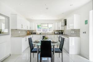 Large House Near Train Station For Families & Contractors with Garden & Free Parking