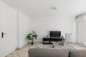 JUAN-LES-PINS PROCHE PLAGES et COMMERCES