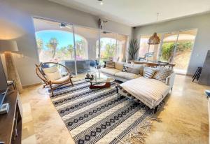 Spacious living, overlooks golfcourse & ocean