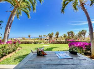 Spacious living, overlooks golfcourse & ocean