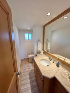 Spacious living, overlooks golfcourse & ocean