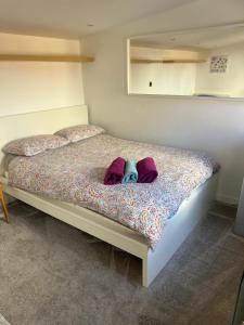 Urban Log Cabin near zone 2 tube