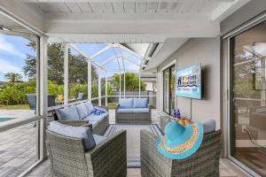 Canalfront Paradise with Heated Pool, Dock & Kayaks - Villa Living Waters - Roelens