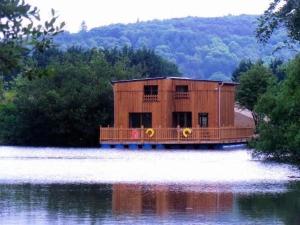 Cabanes flottantes et gîtes au fil de leau