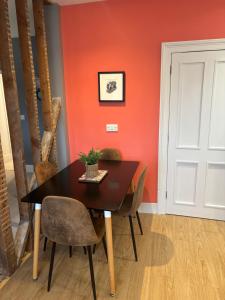 Aspen-free parking-Grade II listed-second floor two bedrooms apartment