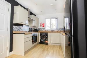 City Townhouse - Sleeps 14 - Free Parking