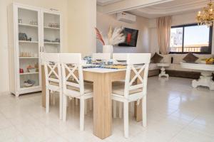 Appartement Charmant au Coeur de Tanger avec Vue sur la Mer, Cosy Balcon, 2 Salles de Bain, WIFI, AC, IPTV