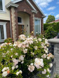 A cozy en-suite on the second floor with independent entranceclose to YVR