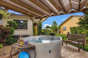 Waterfront Bliss with Saltwater Pool, Hot Tub & Dockside Fire Table - Kathys Cottage - Roelens