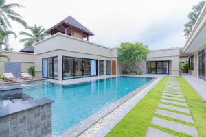 Contemporary 3-Bedroom Pool Villa with Rooftop Sal