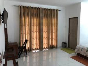 Hotel mango tree nearest Adams peak