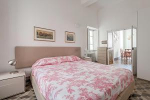 "Marina Apartment" in Vernazza Historic, Restored, Beachfront, 2nd floor, 2 Aircondo BDR, 2BHT, rare Private Garage 300 mt far, 200 mt from train