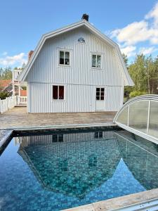 Glamping in a Bungalow Deluxe by the Forest w Swimmingpool near Golf and the Baltic Sea Beach