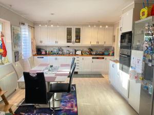 Glamping in a Bungalow Deluxe by the Forest w Swimmingpool near Golf and the Baltic Sea Beach