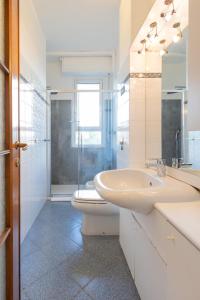 Modern 2BR Apartment with Metro Access