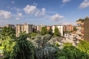 Modern 2BR Apartment with Metro Access