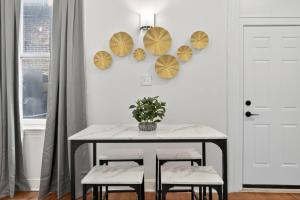 Large 1 BR in Center City with Double Queen Beds and King Sleeper Sofa)