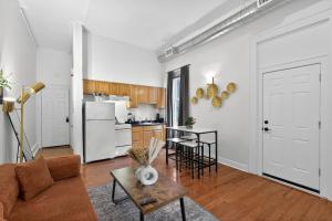 Large 1 BR in Center City with Double Queen Beds and King Sleeper Sofa)